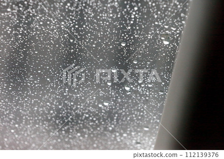 擋風玻璃上的水滴 112139376