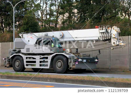 Rough terrain crane (self-propelled crane) 112139709