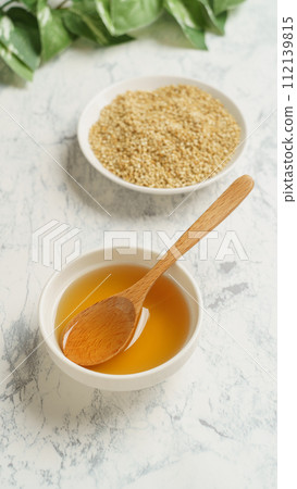 Sesame oil and sesame | Image of sesame oil 112139815