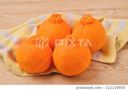 Dekopon、dekopon、shiranui、柑橘、冬季食品、水果、漿果。橘子.肚臍。 112139930