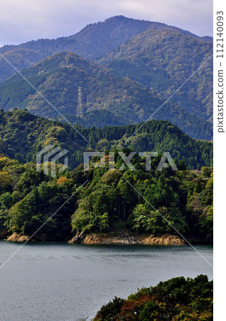 View of the Tanzawa Mountains in autumn leaves from Lake Miyagase 112140093