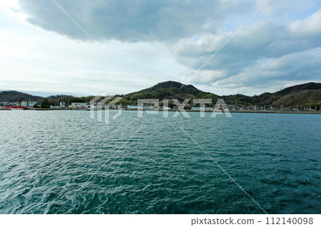 Hiroshima Prefecture Onomichi Scenery of Momoshima seen from a boat Hiroshima Prefecture Onomichi Scenery of Momoshima seen from a boat 112140098