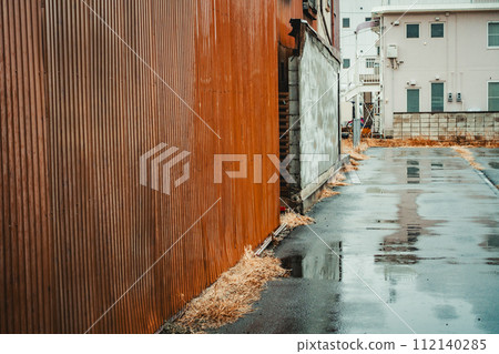 Galvanized iron board and asphalt soaked in the rain 112140285