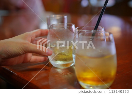 酒吧裡手拿著威士忌酒杯 112140353