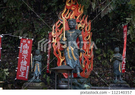 神社內的獅子雕像 112140357