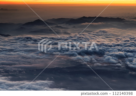 從富士山頂看到的雲海和黎明時的丹澤連峰 112140398