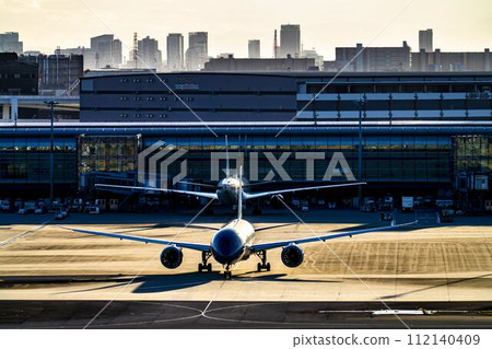黃昏時分，飛機在東京大田區羽田機場滑行 112140409