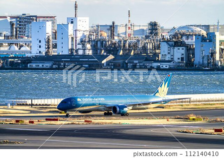 黃昏時分，飛機在東京大田區羽田機場滑行 112140410