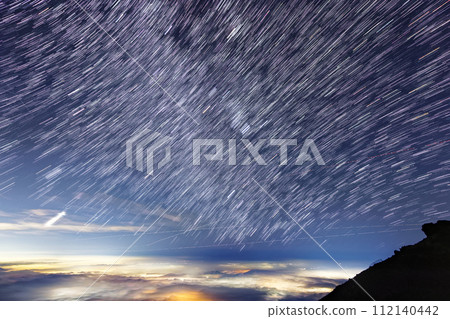 冬季星座和從富士山頂升起的金星 冬季星座和從富士山頂升起的金星 112140442