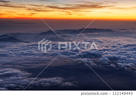 從富士山頂看到的雲海和黎明時的丹澤連峰 從富士山頂看到的雲海和黎明時的丹澤連峰 112140443