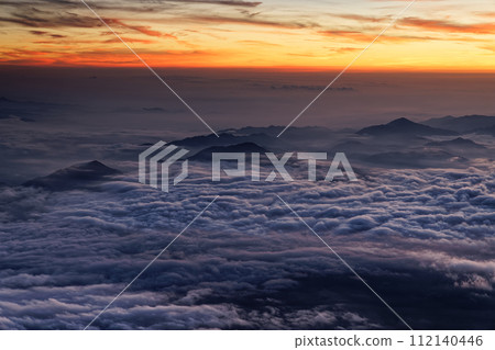 從富士山頂看到的黎明雲海 從富士山頂看到的黎明雲海 112140446