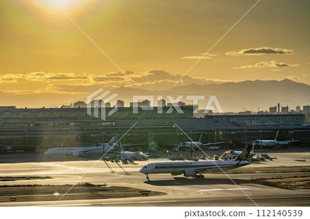 Haneda Airport at dusk, Mt. Fuji and Terminal 3, Ota-ku, Tokyo 112140539