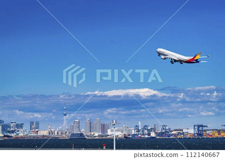 Scenery of Haneda Airport, plane taking off and Tokyo Skytree, Ota Ward, Tokyo 112140667