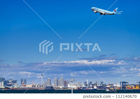 羽田機場、飛機起飛和東京大田區東京晴空塔的風景 羽田機場、飛機起飛和東京大田區東京晴空塔的風景 112140670