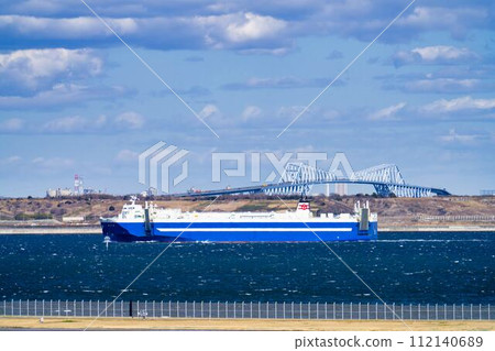 從羽田機場出發的風景，船隻穿過東京大田區東京灣 112140689