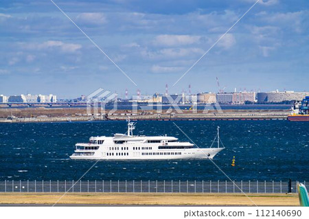 從羽田機場出發的風景，船隻穿過東京大田區東京灣 112140690