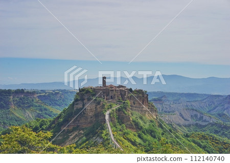 A village visible on top of a cliff 112140740