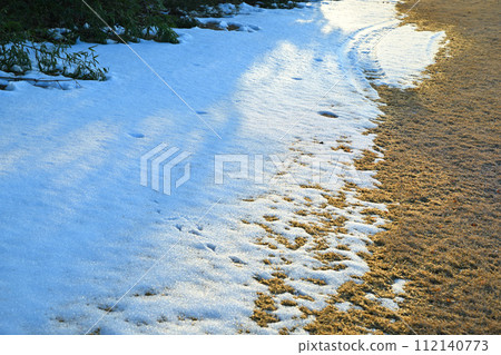 關東地區大雪後的殘雪，荒川河床的冬季景色 112140773
