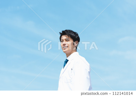 男醫師戶外肖像【天空背景】 112141014