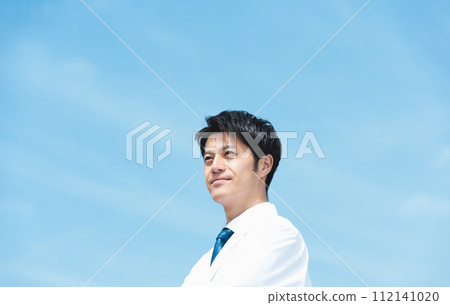 男醫師戶外肖像【天空背景】 112141020
