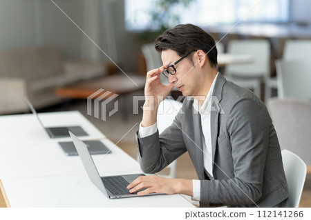 一邊看電腦一邊擔心的人 一邊看電腦一邊擔心的人 112141266