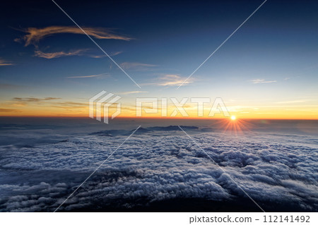 從富士山頂看到的雲海和黎明日出 112141492