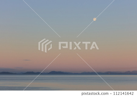 Ariake no Tsuki (looking west from the Shonai Peninsula in Kagawa Prefecture, looking at the Geiyo Islands across the Hisanada Sea) 112141642