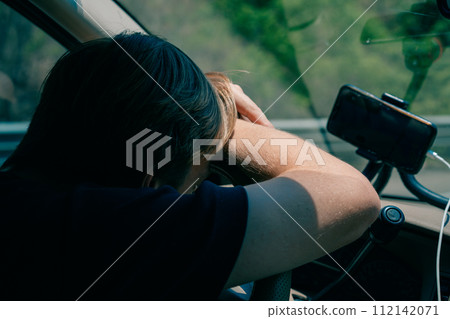 the driver was tired and leaned on the steering wheel the driver was tired and leaned on the steering wheel 112142071