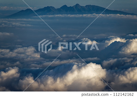 Morning sea of clouds and Yatsugatake mountain range seen from the summit of Mt. Fuji Morning sea of clouds and Yatsugatake mountain range seen from the summit of Mt. Fuji 112142162