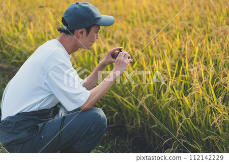 farmer, farmhouse, smartphone 112142229