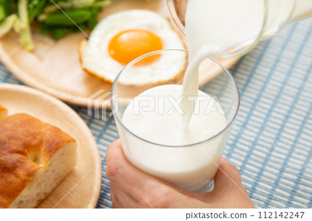 Breakfast image of milk and bread 112142247