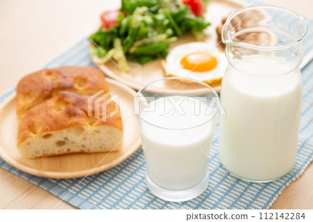 Breakfast image of milk and bread 112142284