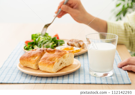 牛奶和麵包的早餐形象 112142293