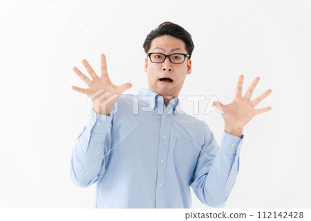 一個帶著驚訝表情的男人 一個帶著驚訝表情的男人 112142428