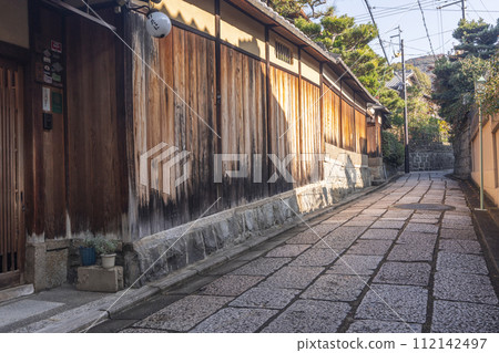 Autumn Ishibekoji (Higashiyama Ward, Kyoto City, Kyoto Prefecture) Autumn Ishibekoji (Higashiyama Ward, Kyoto City, Kyoto Prefecture) 112142497