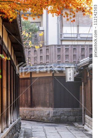 Kyoto in autumn - autumn leaves and stone wall alley (Higashiyama Ward, Kyoto City, Kyoto Prefecture) Kyoto in autumn - autumn leaves and stone wall alley (Higashiyama Ward, Kyoto City, Kyoto Prefecture) 112142503