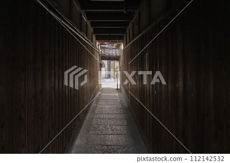 Autumn Ishibekoji Road leading to the main street (Higashiyama Ward, Kyoto City, Kyoto Prefecture) Autumn Ishibekoji Road leading to the main street (Higashiyama Ward, Kyoto City, Kyoto Prefecture) 112142532
