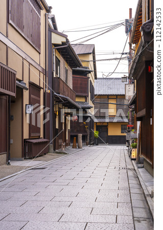 The elegant streets of Gion 112142533