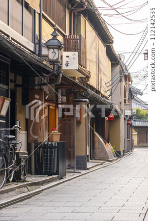 Gion Kobu, the elegant streetscape of Gion Gion Kobu, the elegant streetscape of Gion 112142535
