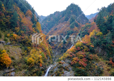 Autumn lower corridor 112143898