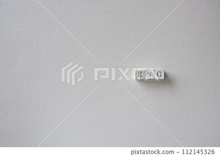 白色背景上的 ESG 立方體,用於特色圖像 白色背景上的 ESG 立方體,用於特色圖像 112145326