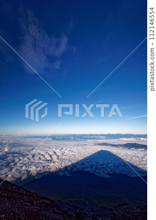 朝霧高原和南阿爾卑斯山脈的雲海中倒映著富士山的影子 112146554