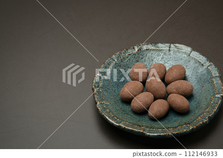 美味的杏仁巧克力,味道微鹹,質地鬆脆。 美味的杏仁巧克力,味道微鹹,質地鬆脆。 112146933