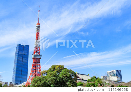 [Tokyo cityscape] Tokyo Tower and Azabudai Hills (from Shiba Park) 112146968