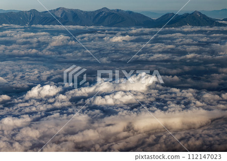 從富士山頂看到雲層之上的南阿爾卑斯山脈 從富士山頂看到雲層之上的南阿爾卑斯山脈 112147023