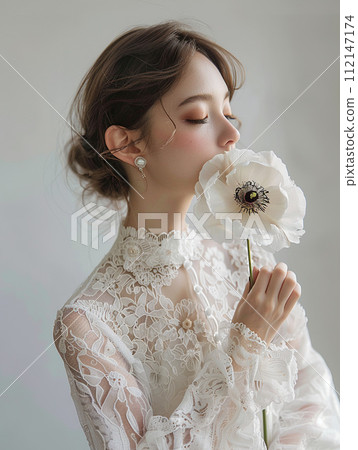 bride with flowers 112147174