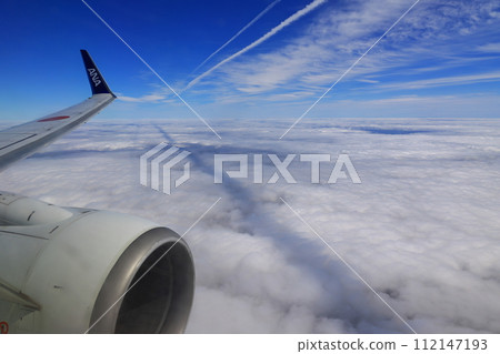 筆直的雲朵在雲海上方延伸 筆直的雲朵在雲海上方延伸 112147193