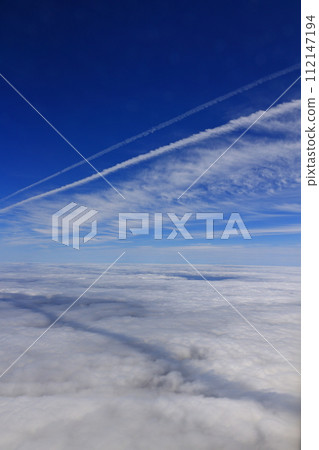 筆直的雲朵在雲海上方延伸 112147194