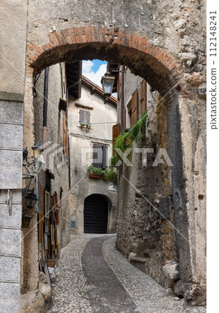 Old streets of Malcesine on the shores of Lake Garda Old streets of Malcesine on the shores of Lake Garda 112148241