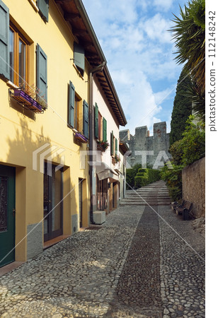 Old streets of Malcesine on the shores of Lake Garda 112148242